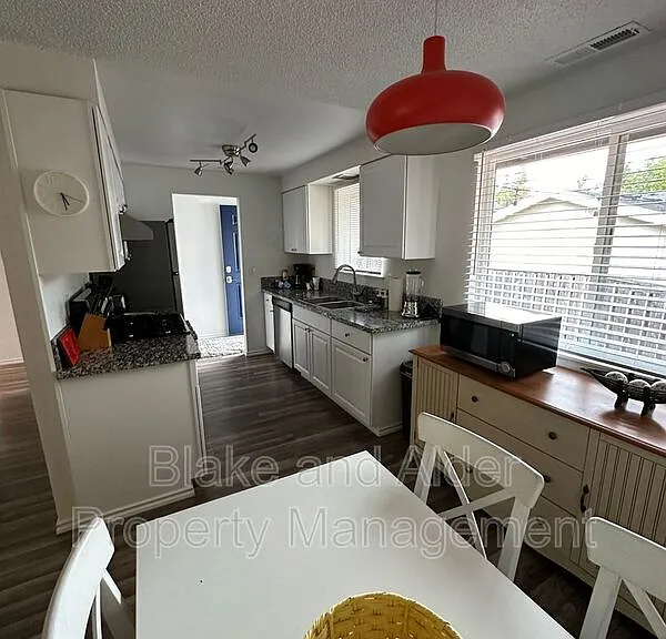 5934 SW 30th Ave — Photo 5