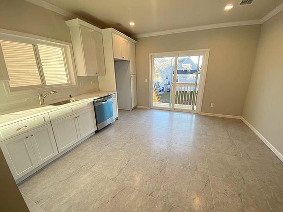 5th image of 156 Burke Ave