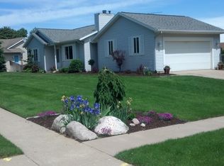 332 Glencarin Dr NE, Rockford, MI 49341