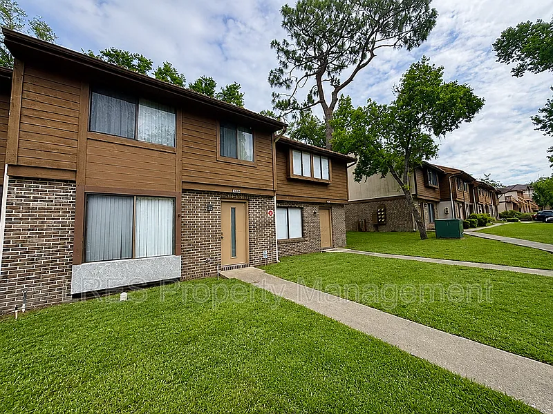 3 bed, 2.0 bath, 1182 sqft, $1,549 — Photo 1
