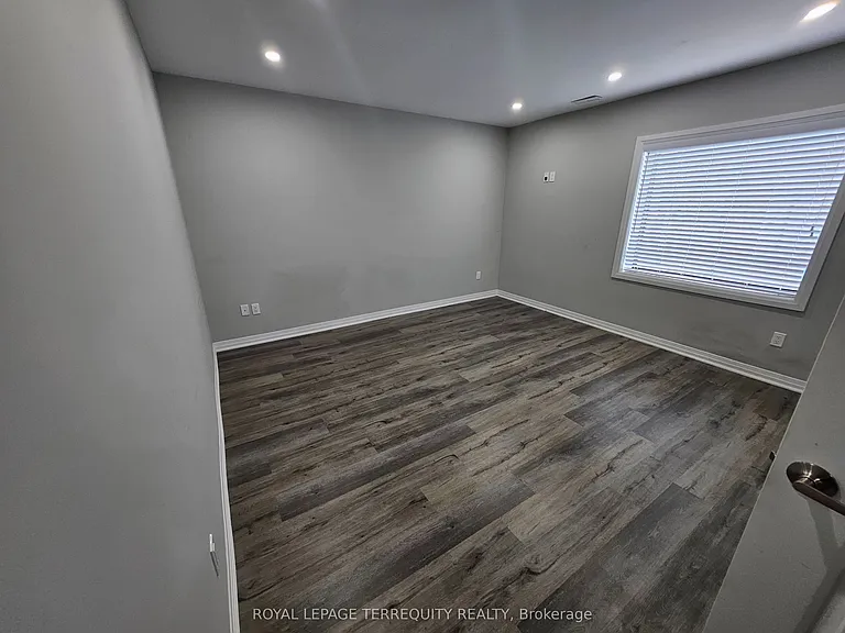 3392 Lake Shore Blvd W — Photo 17