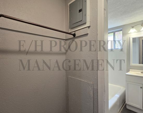 4th image of 1916-1924 S Broadway St #23