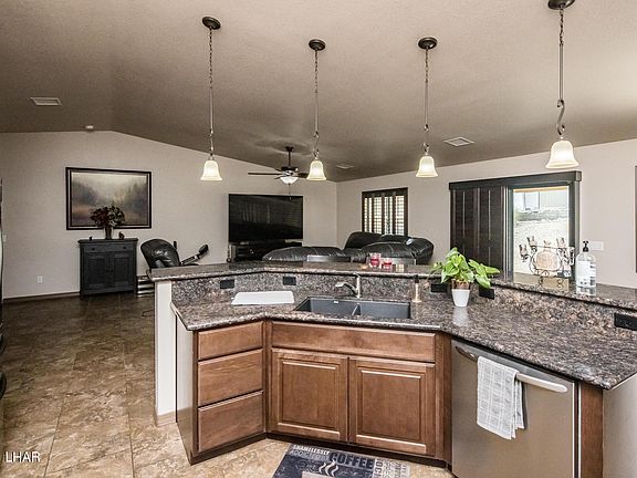5th image of 3585 Parkview Dr