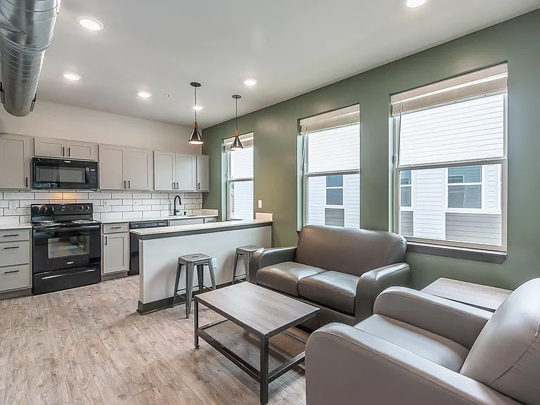 The Bentley Apartments — Photo 33