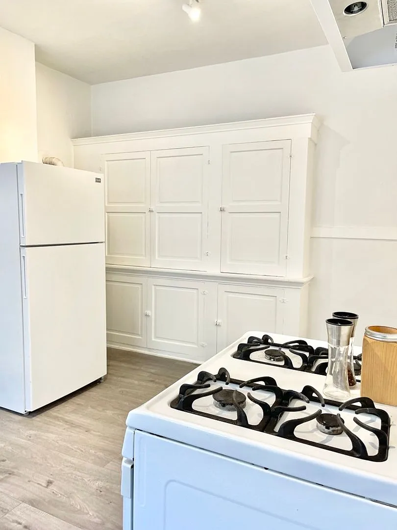 HUGE! Beautiful 1 Bedroom + 1 Bath + PATIO in charming neighborhood. — Photo 4