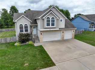 911 Crestridge Dr, Kearney, MO 64060