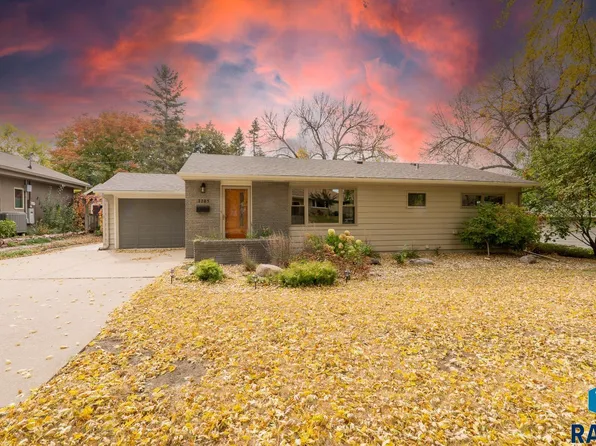2705 W Wood Dr, Sioux Falls, SD 57105