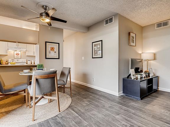 The Ranch at Bear Creek | Lakewood, CO Apartments & Townhomes | Living Room