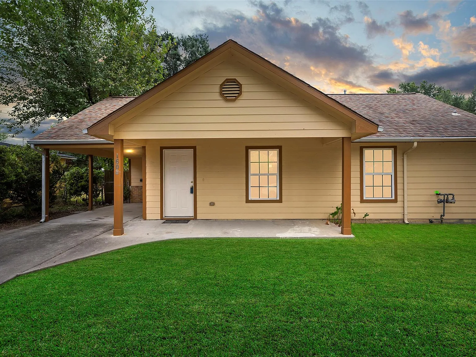 3 bed, 2.0 bath, 1028 sqft, $1,990 — Photo 1