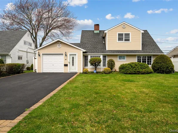 41 Winter Lane, Hicksville, NY 11801