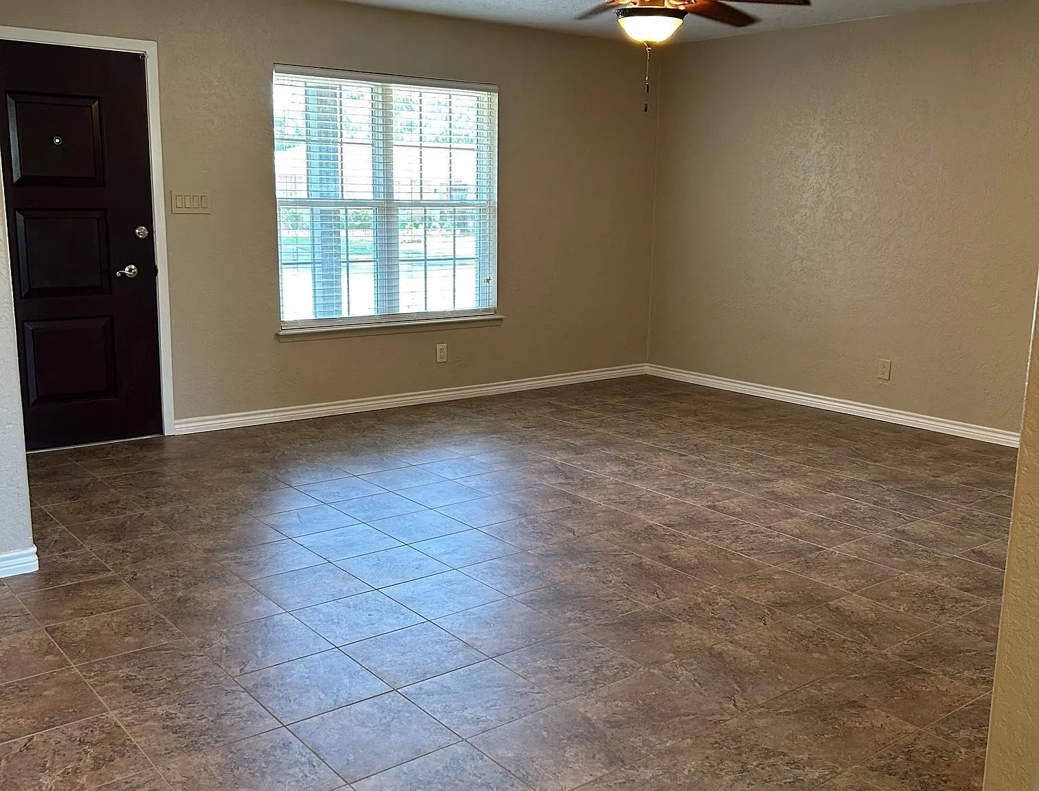3 bed, 2.0 bath, 1464 sqft, $1,600 — Photo 2
