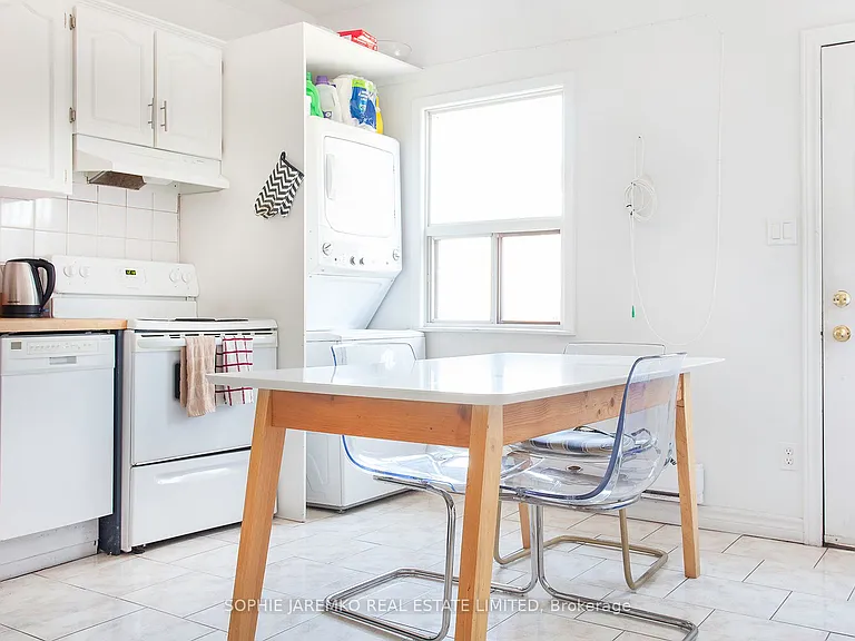 2102A Dundas St W — Photo 14