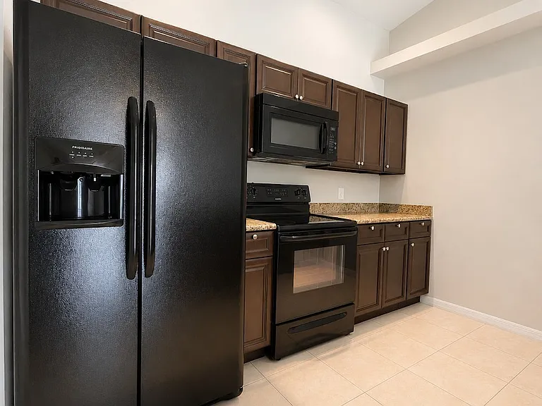 525 SE 4th Terrace Cpe — Photo 3
