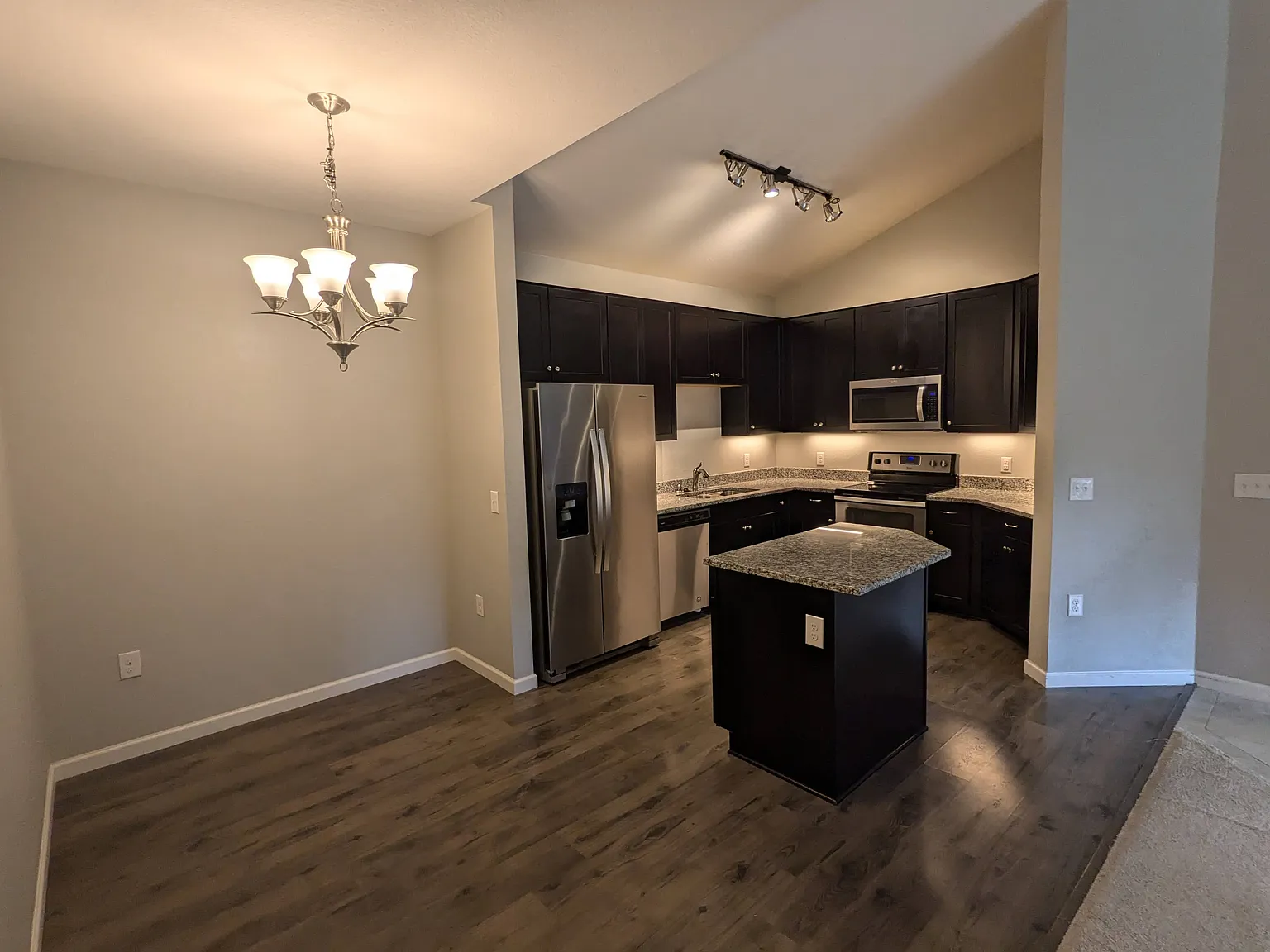 3 bed, 1300 sqft, $2,300 — Photo 4