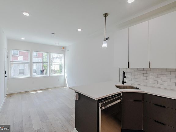 3rd image of 1003 W Dakota St Unit 1