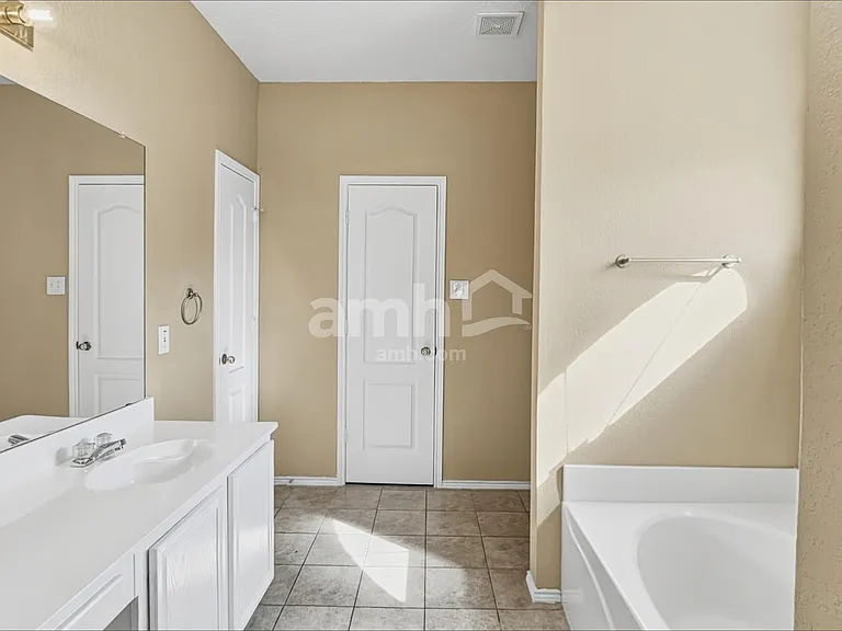 7504 Wood Slope Dr — Photo 13