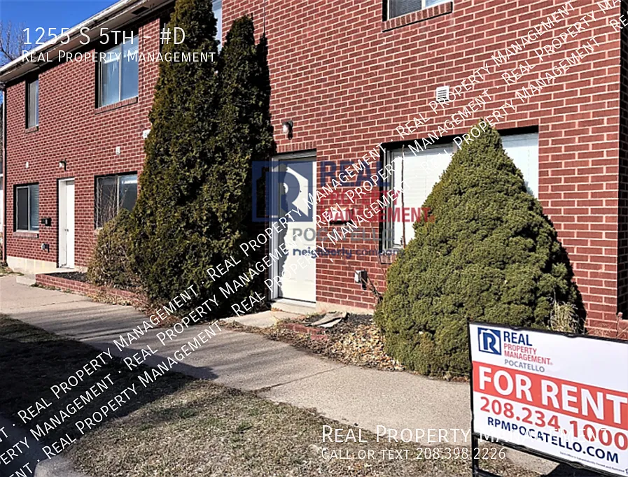 2 Bedroom 1 Bath Apartment — Photo 1