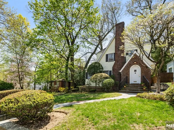 1272 E Laurelton Pkwy, Teaneck, NJ 07666