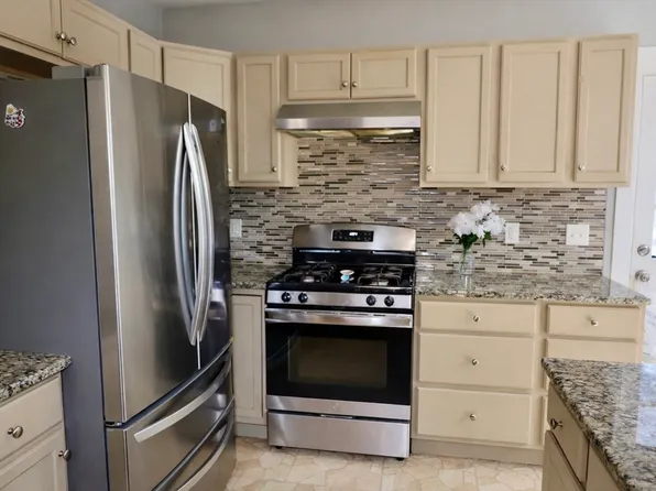 17 Fairview St, Fitchburg, MA 01420