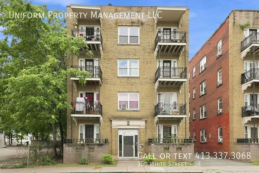 Updated 3BR Apartment in Forest Park — Photo 2