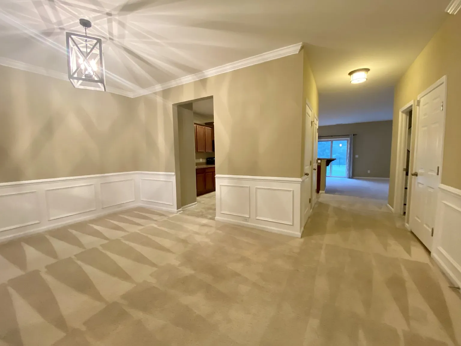 5 bed, 2.5 bath, 2820 sqft, $3,095 — Photo 2