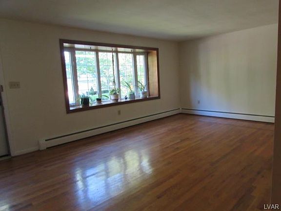 3rd image of 121 Jonathan Dr