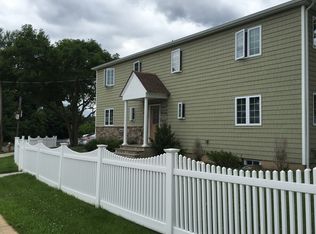 2 The Pl, Glen Cove, NY 11542
