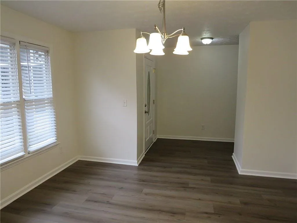 3 bed, 2075 sqft, $2,100 — Photo 3