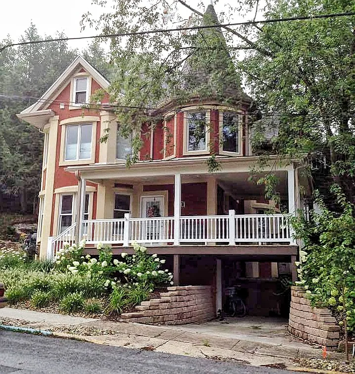 304 Maple Ave photo 1