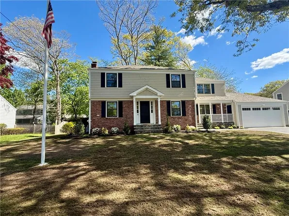 18 Chantilly Dr, Barrington, RI 02806