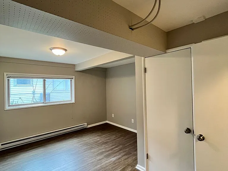Stunning / Extra Large 1-Bedroom! Faux Hardwood Floors, Washer & Dryer, Stainless Appliances & Pe... — Photo 14
