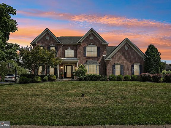 3rd image of 915 Noahs Cir