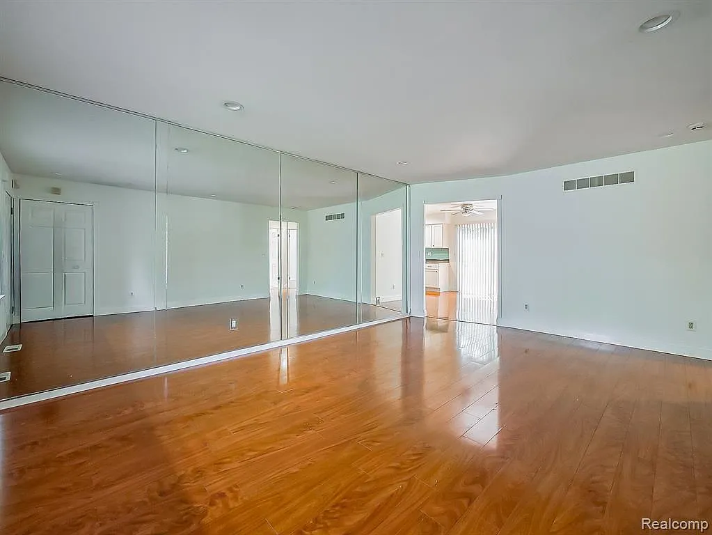3 bed, 2.0 bath, 1196 sqft, $2,700 — Photo 3
