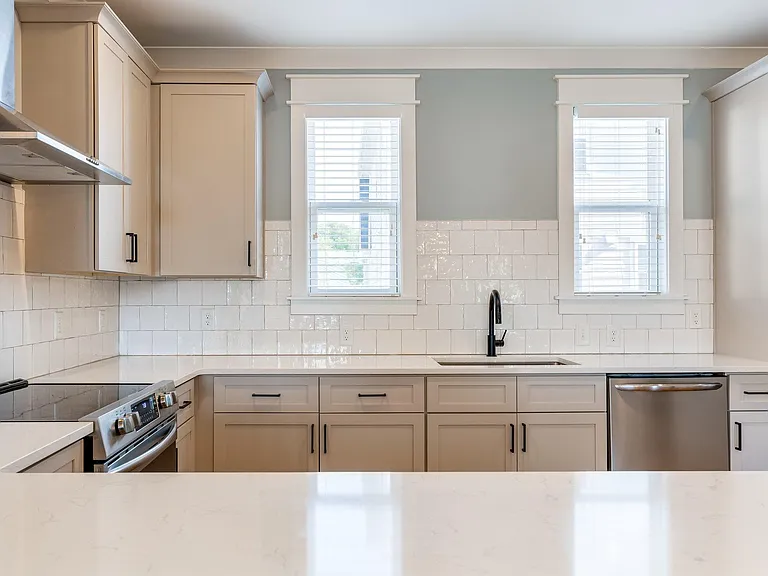 530 Edwin St #10 — Photo 9