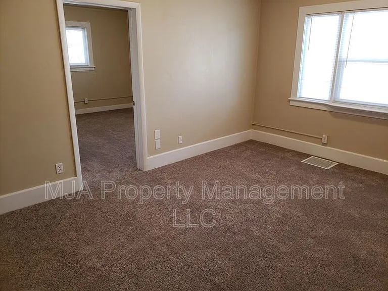 970 W Center St — Photo 4