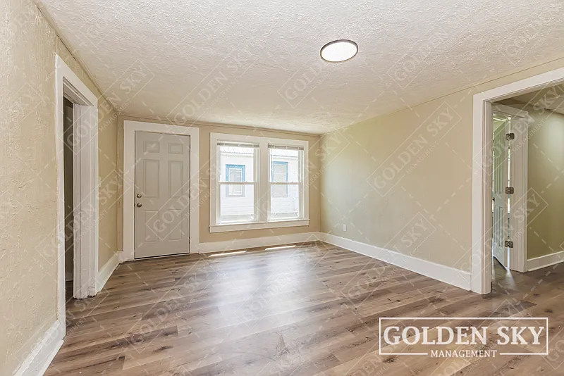 3 bed, 1.0 bath, 1100 sqft, $1,175 — Photo 2