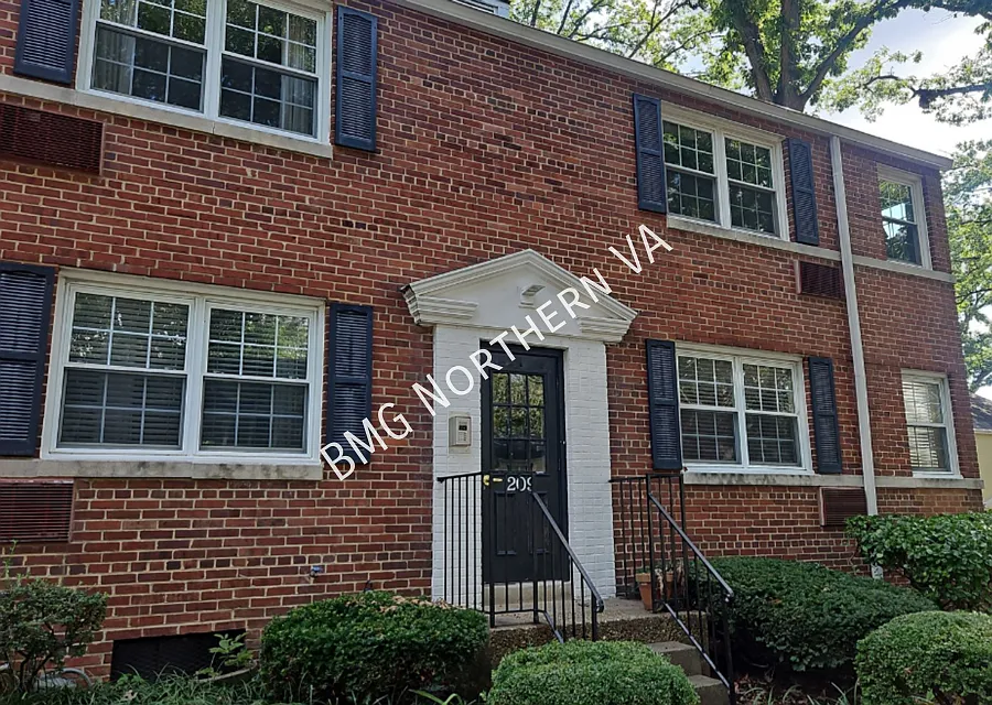Meticulously Maintained and Spacious 1 BR / 1 BA Condo in Arlington Oaks — Photo 2