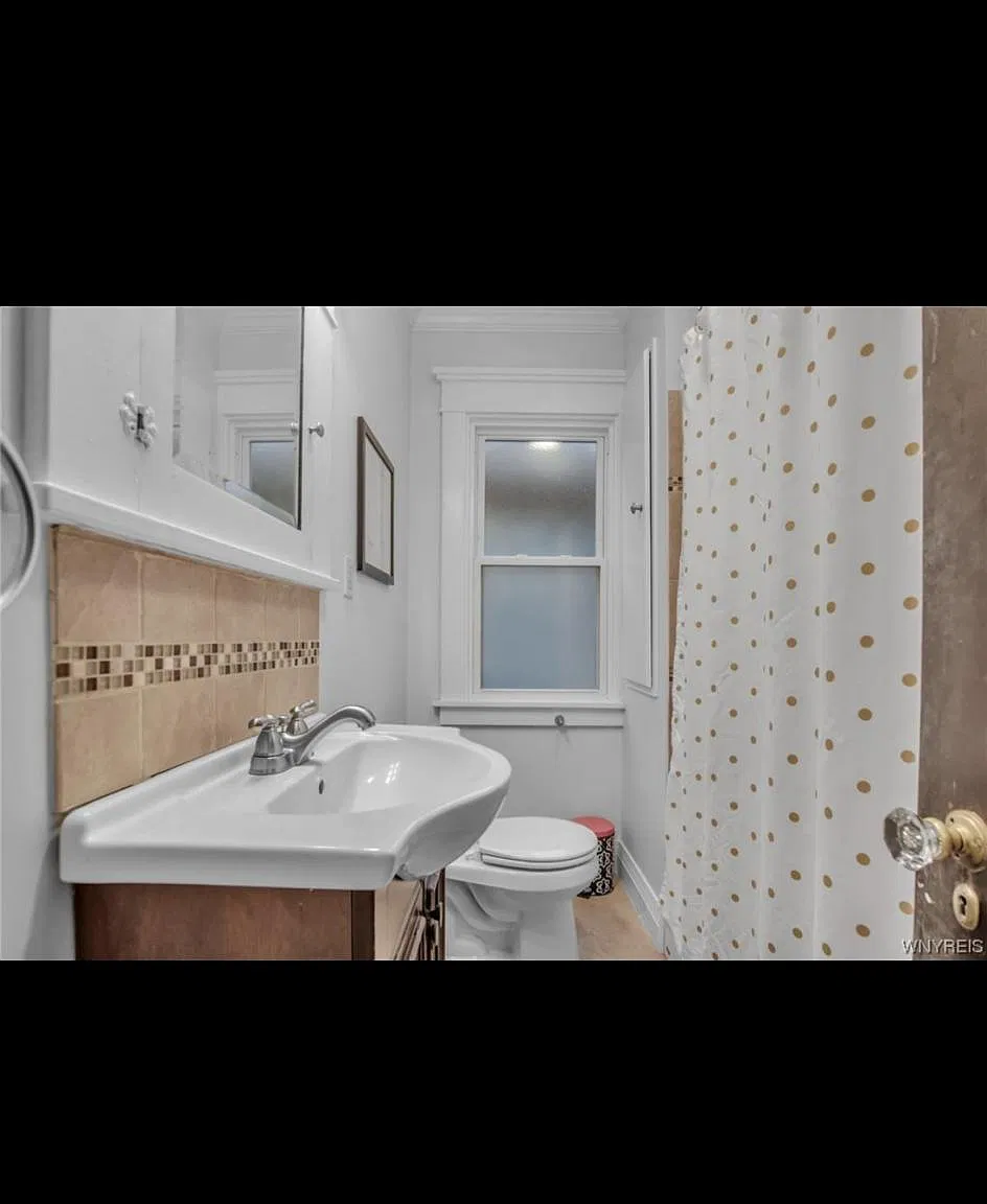 2 bed, 2402 sqft, $1,700 — Photo 2