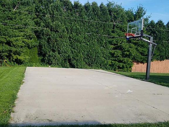4th image of 65 Renfrew Dr