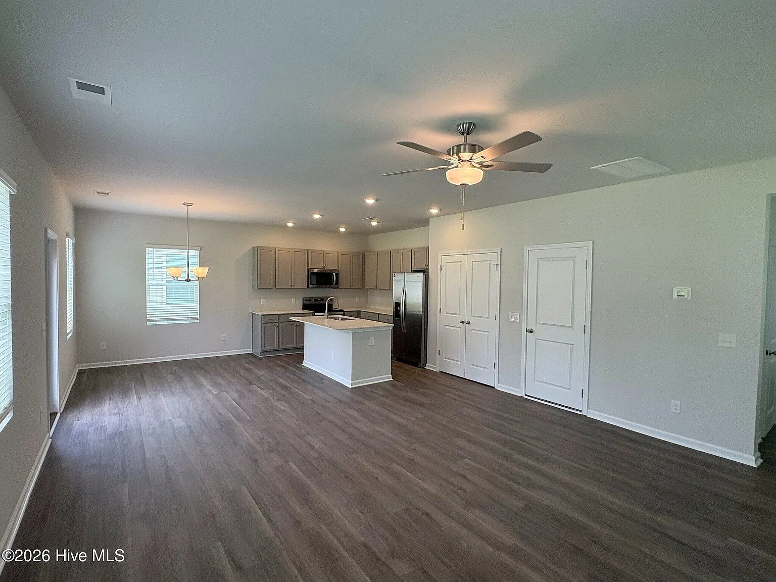 3 bed, 2.5 bath, 1889 sqft, $1,895 — Photo 3