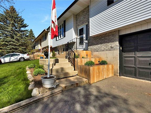 4th image of 16 Sandlewood Ave