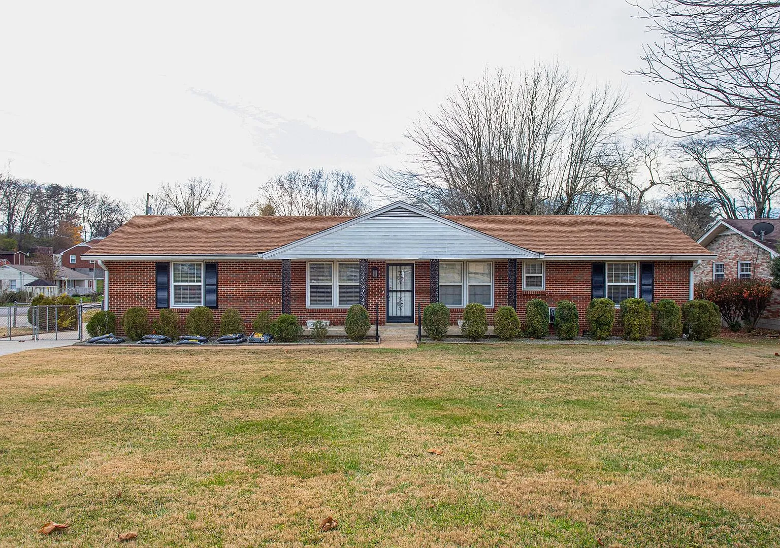 Stunning 4BE/2.5BA home at corner lot single story home! — Photo 1