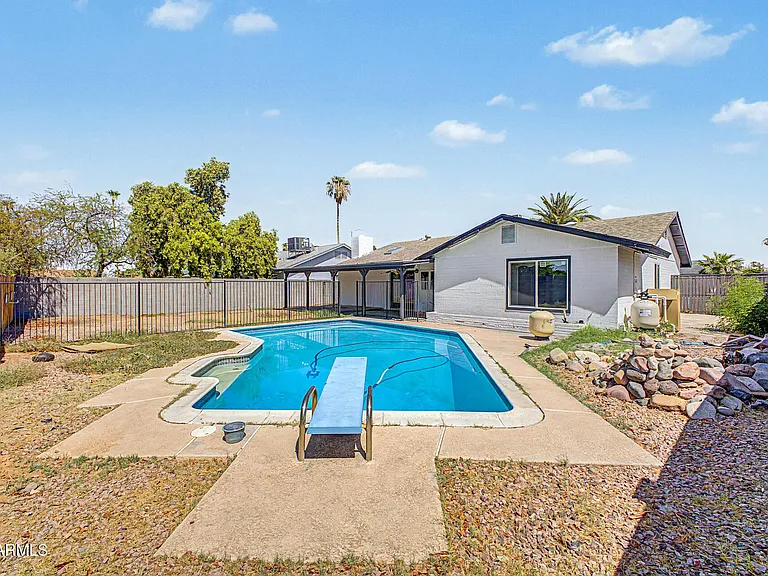 4047 W Sweetwater Ave — Photo 1