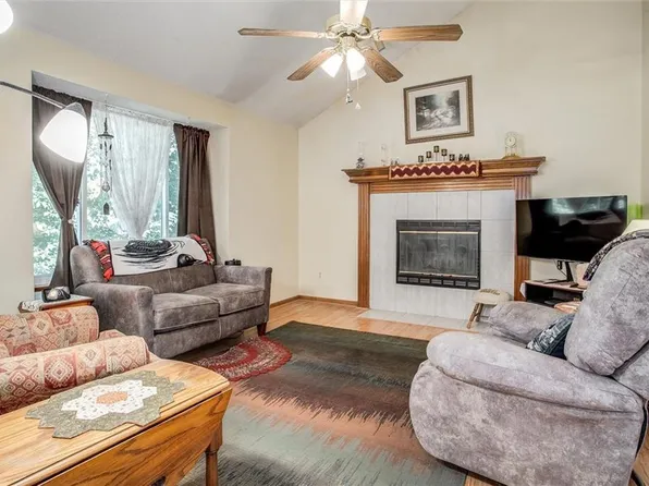 305 Pinetree Dr, Greenwood, MO 64034