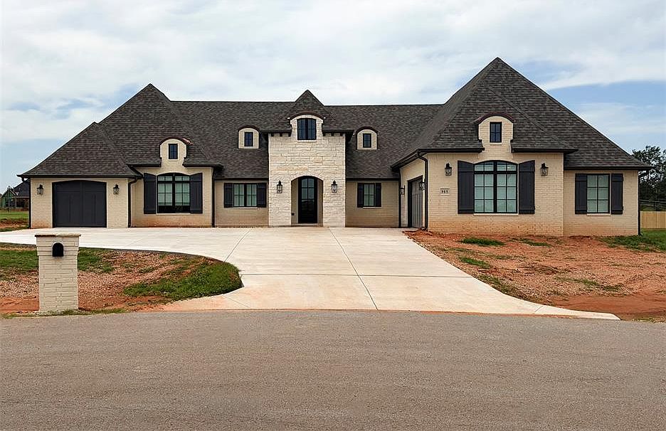 1st image of 905 Lucas Cir