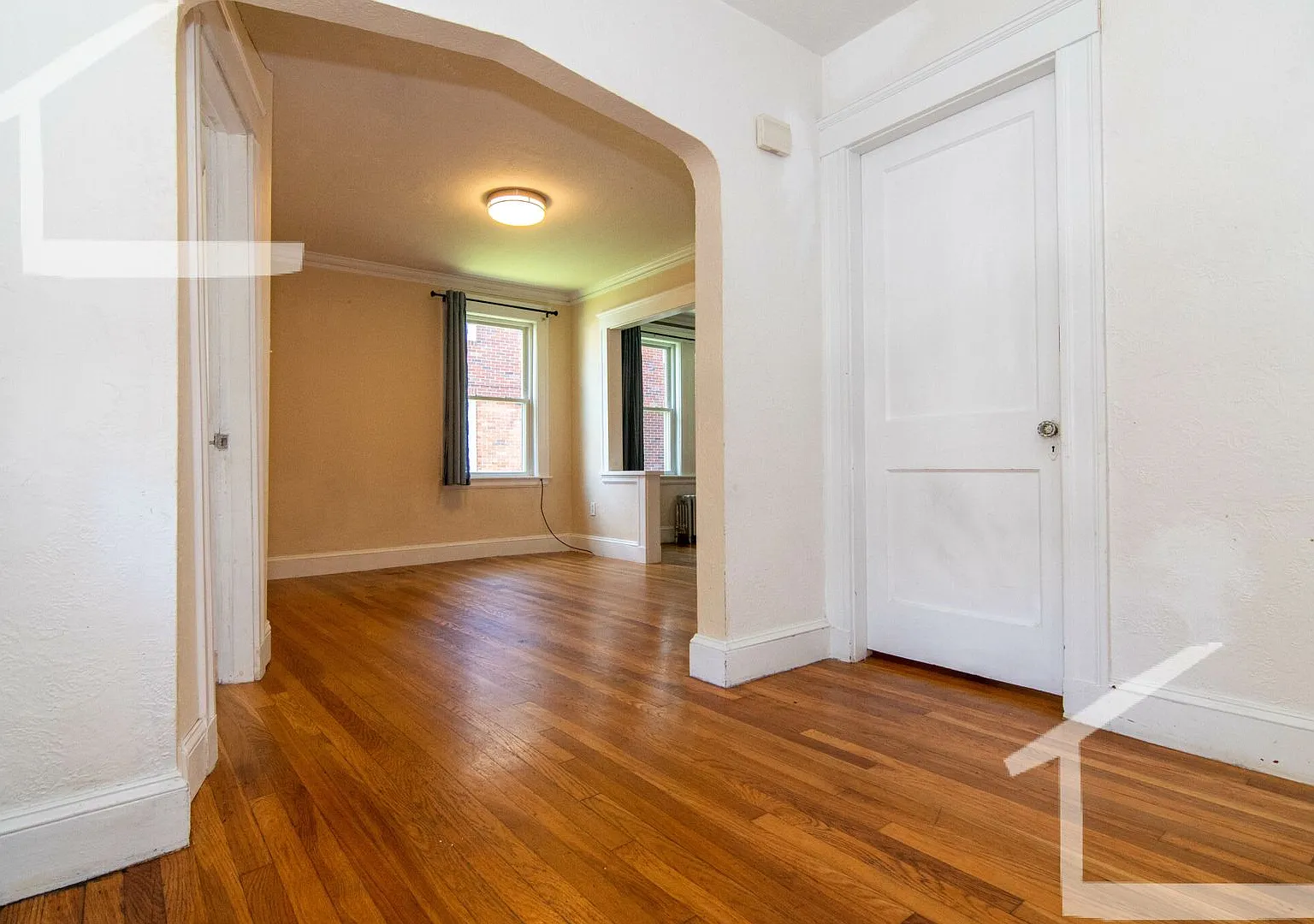Great 3 Bed (1st Fl Duplex) Close to Green Line and Bus Stop — Photo 2