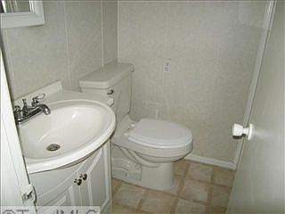 5th image of 127 Sprucetree Dr