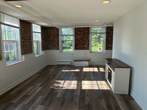 21 New London Rd #3
