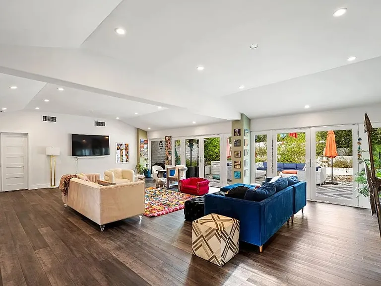 820 Foothill Ln — Photo 4