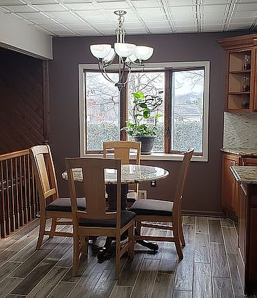 Breakfast nook & bay window